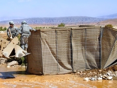 โคร่าพาคุณไปเยี่ยมโรงงานป้องกันรั้ว 1 ครั้ง