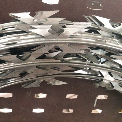 ราคาที่แข่งขันเหล็ก Razor Barred Wire Concertina สายรั้วป้องกันขี้เขี้ยว