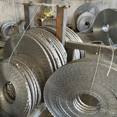 ราคาที่แข่งขันเหล็ก Razor Barred Wire Concertina สายรั้วป้องกันขี้เขี้ยว