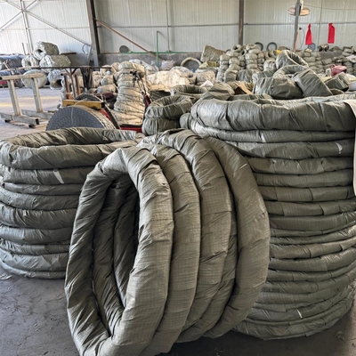 Wholesale BTO-10 Razor Barbed Wire High Tensile Rolls สําหรับการปิดที่ปลอดภัย แผ่นรั้วสายไหม