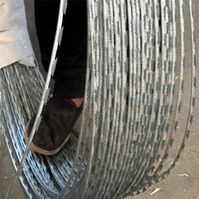 Wholesale BTO-10 Razor Barbed Wire High Tensile Rolls สําหรับการปิดที่ปลอดภัย แผ่นรั้วสายไหม