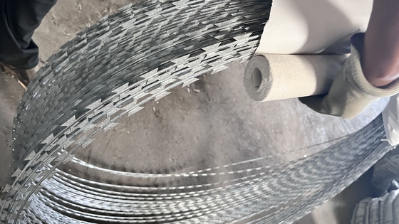 CBT Razor Barbed Wire For Fortification Anti-Rust Razor Blade Barbed Wire Double Strand In Rolls สายด้ายมีดโกนสําหรับการปรับปรุงความแข็งแรง