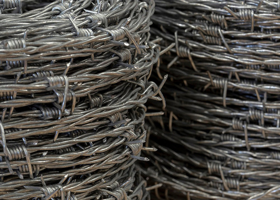 การป้องกันการก่อสร้างรั้ว 1.8 มิลลิเมตร Double Strand Traditional Twist Galvanized Barbed Wire