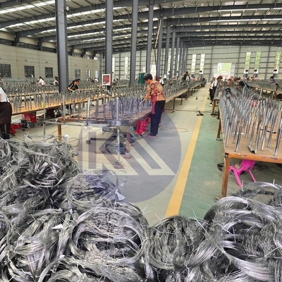 อุปสรรคที่ไม่ชัดเจน รั้วรั้ว ป้องกัน MZP สับสนแทบจะมองเห็นไม่ได้ อุปสรรค 5х10х1.4m สายกันถัง