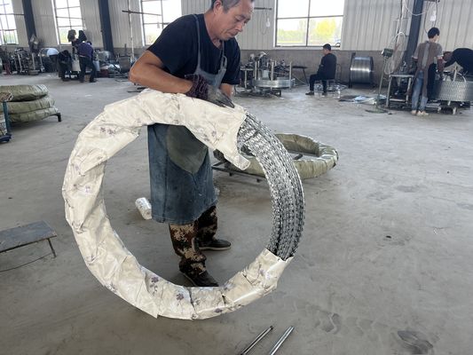 China Supplier Hot Dipped Galvanized BTO22 Flat Wrap Razor Barbed Wire As Protect Fence