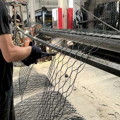 สีเขียว PVC กระปุกกล่อง Gabion แม่น้ําป้องกันหิน Mesh 100mm X 120mm