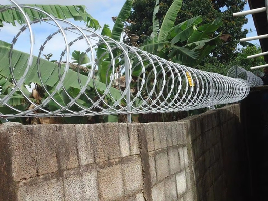 ขายร้อน สแตนเลส สแตนเลส แกลนไซด์ Razor Barbed Wire ความยาวต่อม้วน ในแอฟริกาใต้