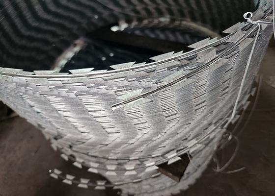 สแตนเลสเหล็กแกลนไซด์สับสอง PVC ผิวเคลือบ Razor Fencing Wire Wall Spike ส่งโดยตรง