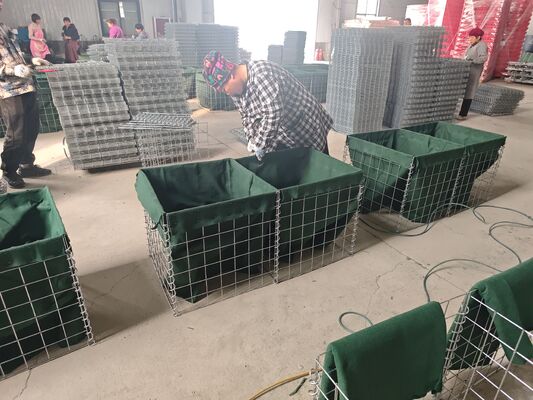 สิ่งกีดขวางทหารแบบพับได้ Mil 1 กำแพงรักษาความปลอดภัยชุบสังกะสีกำแพงกั้นน้ำท่วมยุทธวิธีที่เต็มไปด้วยทราย