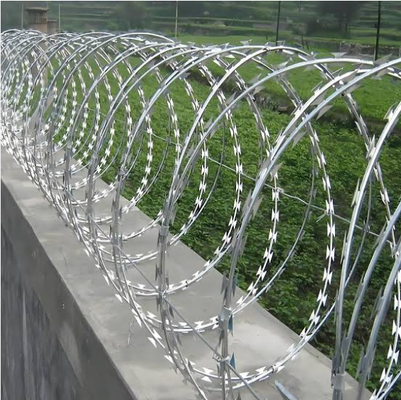 ราคาโรงงาน Razor Barbed Wire Roll Sharp Concertina Blade Wire Anti Theft Security Fencing Wire Mesh สําหรับขาย