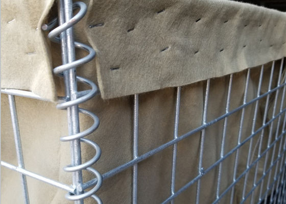 ลวดเหล็กชุบสังกะสี Hesco รั้ว Bastion ทหาร Barrier 300gsm Geotextile